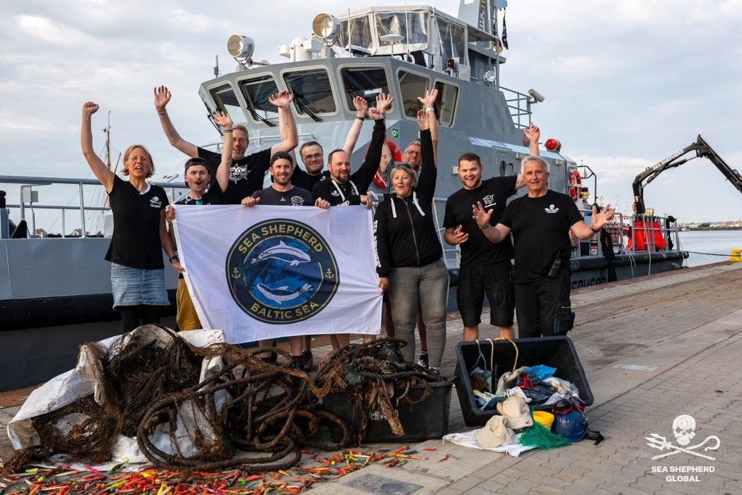 People with Sea Shepherd holding flag