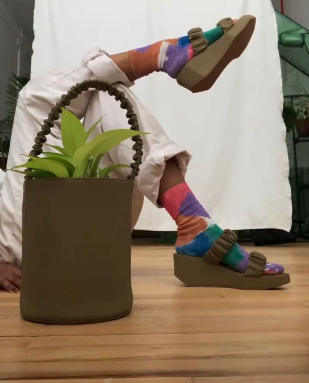 HOZEN sandals on feet with plant purse