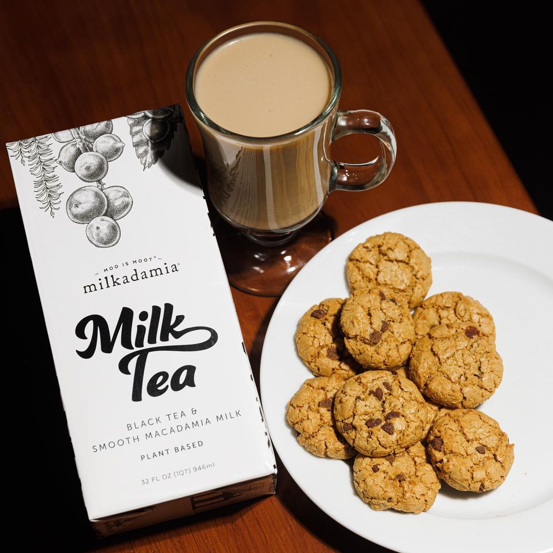 Milkadamia milk tea with cookies