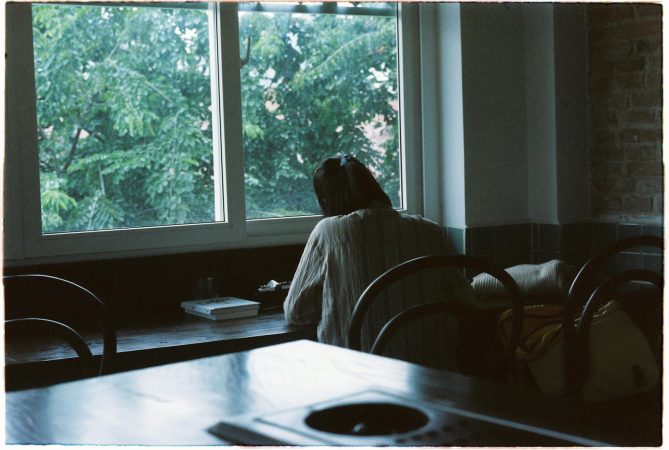 9 quiet indicators that someone has developed a genuinely healthy relationship with being alone, not just a convincing way of hiding from connection.
