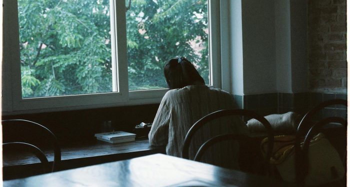 9 quiet indicators that someone has developed a genuinely healthy relationship with being alone, not just a convincing way of hiding from connection.