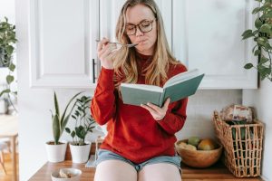 5 signs someone in your life is slowly withdrawing and hoping you'll notice before they have to explain why