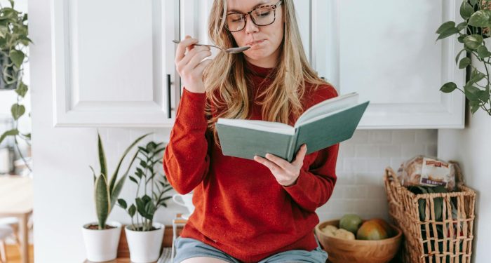 5 signs someone in your life is slowly withdrawing and hoping you'll notice before they have to explain why