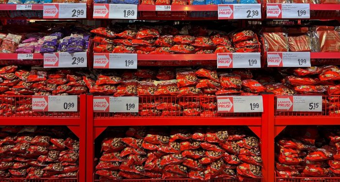 5 small financial habits that quietly separate people who grew up with less from people who grew up assuming money would always be there