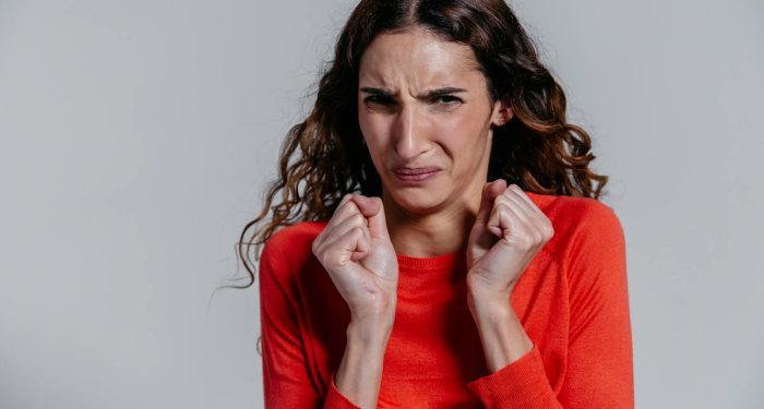 5 subtle ways your body tells you a social situation isn't safe before your mind catches up