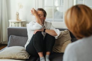 6 quiet behaviors that reveal someone has done real therapy, not just read about it on the internet