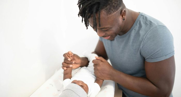 6 small signs you were raised by parents who loved you but didn't know how to be emotionally available, and how that shows up in the way you apologize now