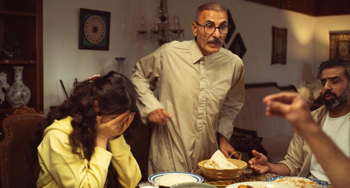 9 small ways people with high emotional intelligence handle group dinners differently