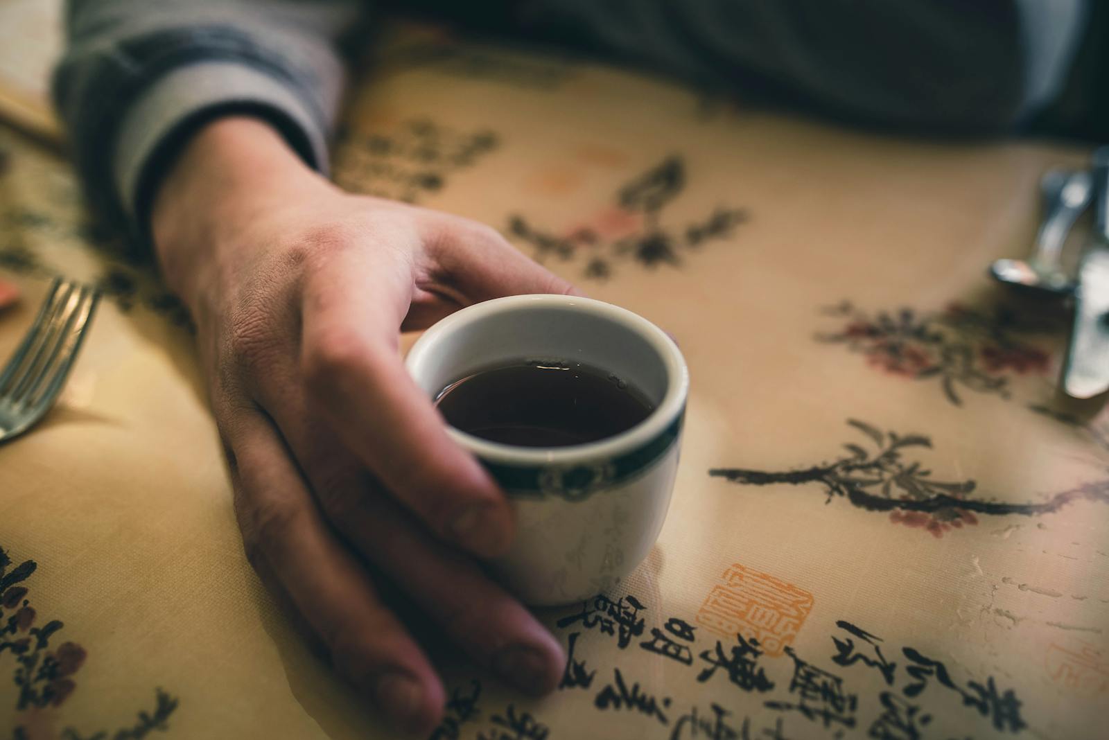 hands holding tea