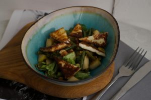 The 15-Minute Crispy Halloumi Pita With Cucumber, Mint, and Garlicky Yogurt