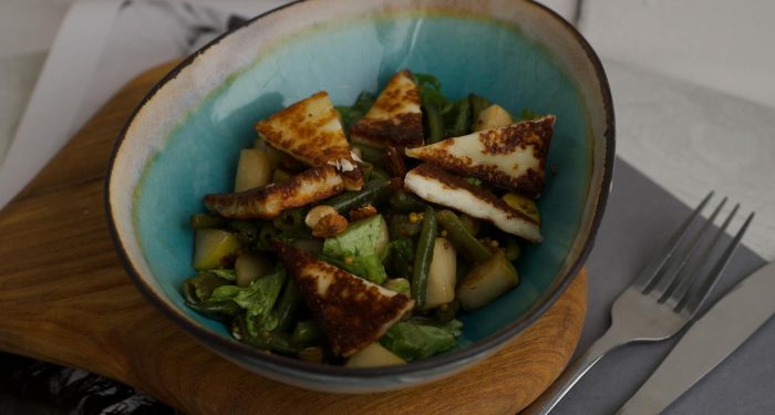The 15-Minute Crispy Halloumi Pita With Cucumber, Mint, and Garlicky Yogurt