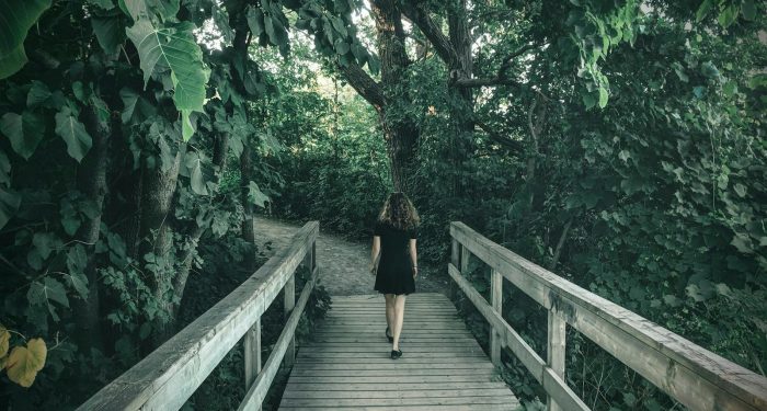 Walking without a destination does something to your brain that goal-oriented exercise never touches. It lets your mind wander without asking it to produce anything.