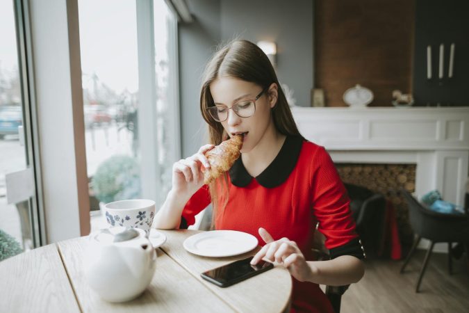Why people who eat their meals slowly tend to make better decisions in the rest of their lives. It has nothing to do with digestion and everything to do with tolerance for pauses.