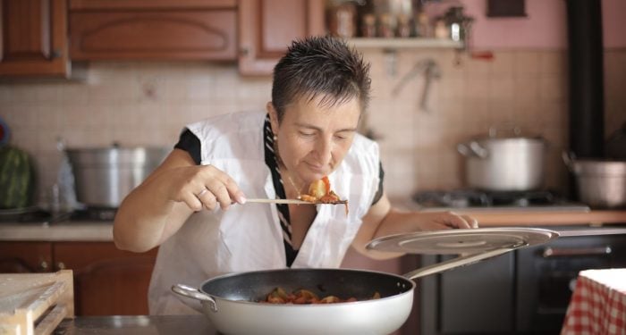 10 small kitchen habits that quietly separate people who actually enjoy cooking from people who learned to perform it