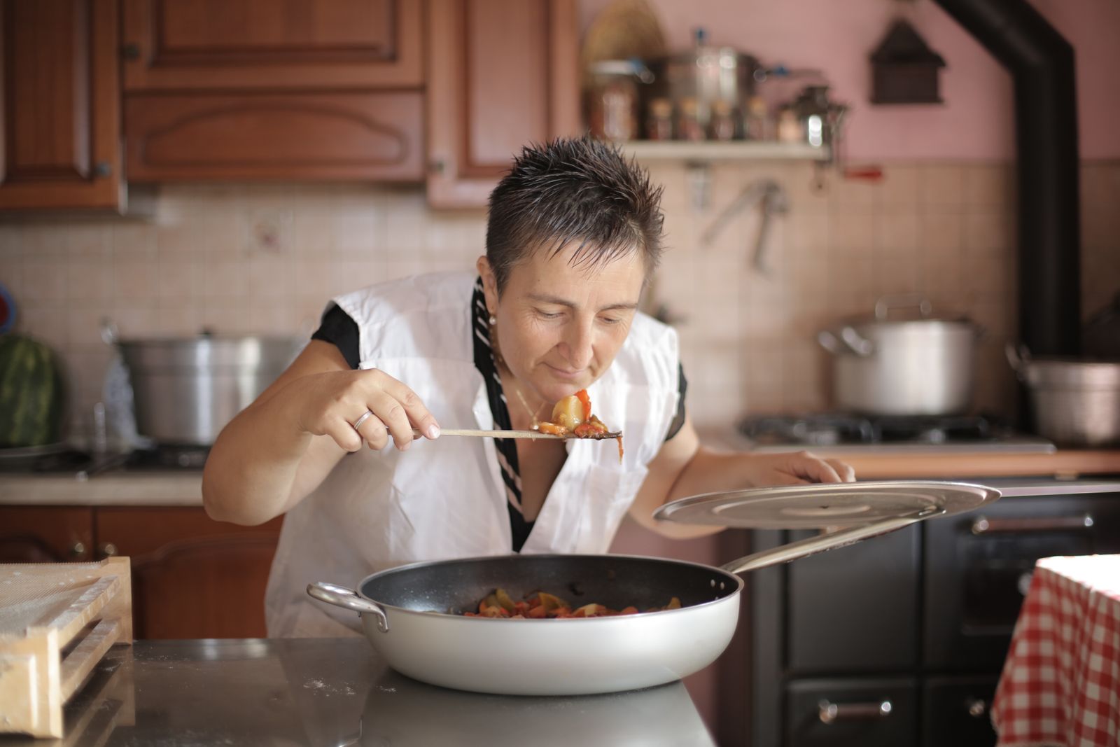 10 small kitchen habits that quietly separate people who actually enjoy cooking from people who learned to perform it