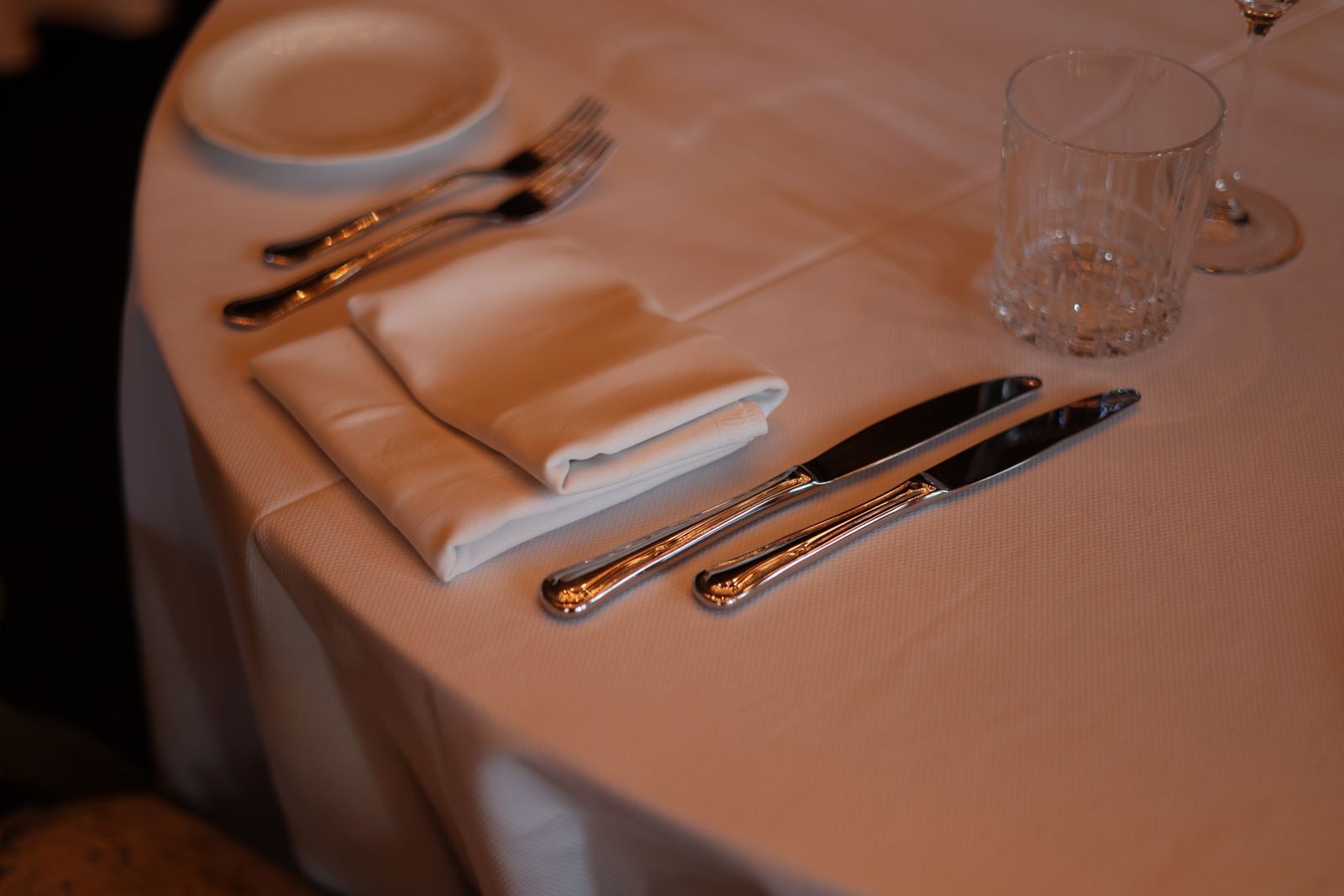 cloth napkin folded table