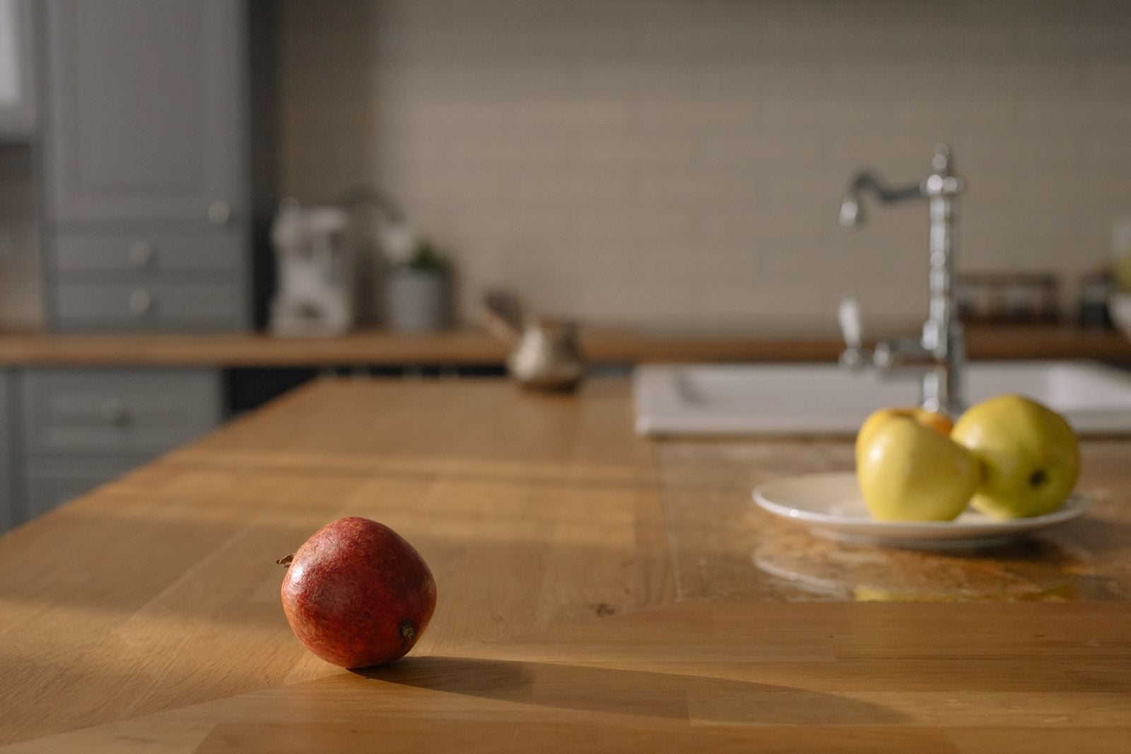 kitchen counter fruit bowl